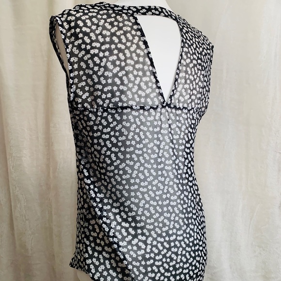 Casual blouse for brunch or the office - Picture 3 of 3